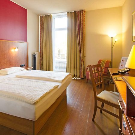 1, 2, Sleep Boardinghouse Unterschleissheim Zentrum Buitenkant foto