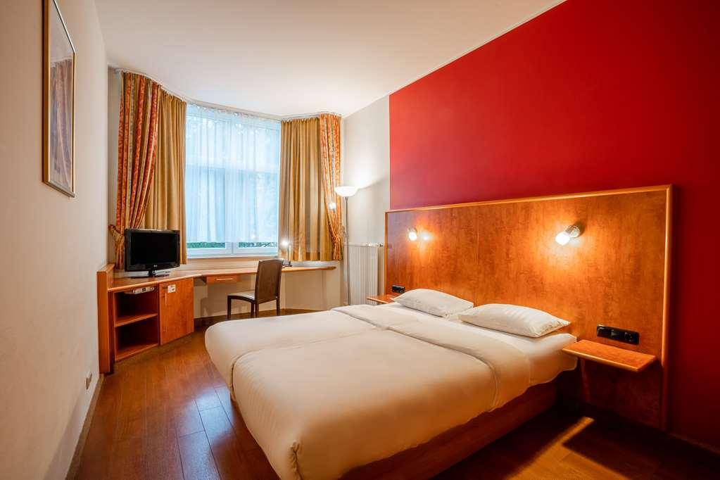 1, 2, Sleep Boardinghouse Unterschleissheim Zentrum Kamer foto