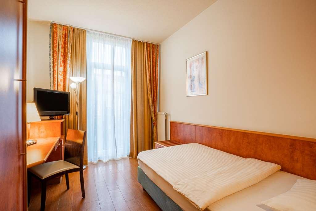 1, 2, Sleep Boardinghouse Unterschleissheim Zentrum Kamer foto