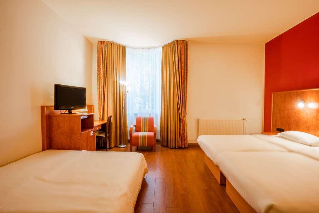 1, 2, Sleep Boardinghouse Unterschleissheim Zentrum Kamer foto