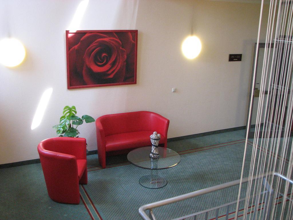 1, 2, Sleep Boardinghouse Unterschleissheim Zentrum Buitenkant foto