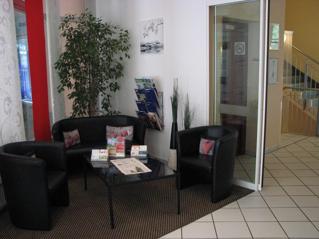 1, 2, Sleep Boardinghouse Unterschleissheim Zentrum Buitenkant foto