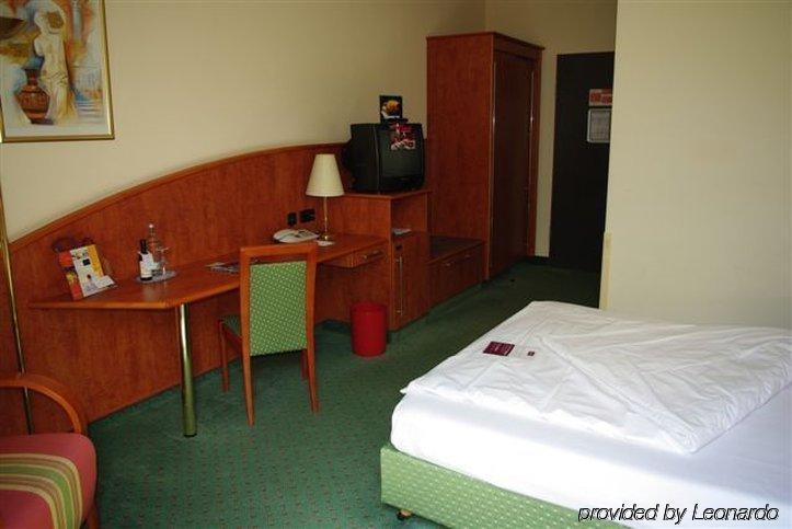 1, 2, Sleep Boardinghouse Unterschleissheim Zentrum Buitenkant foto