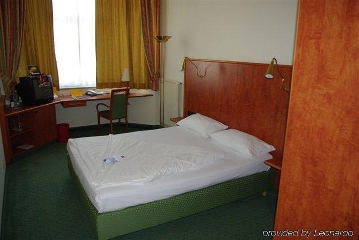 1, 2, Sleep Boardinghouse Unterschleissheim Zentrum Buitenkant foto