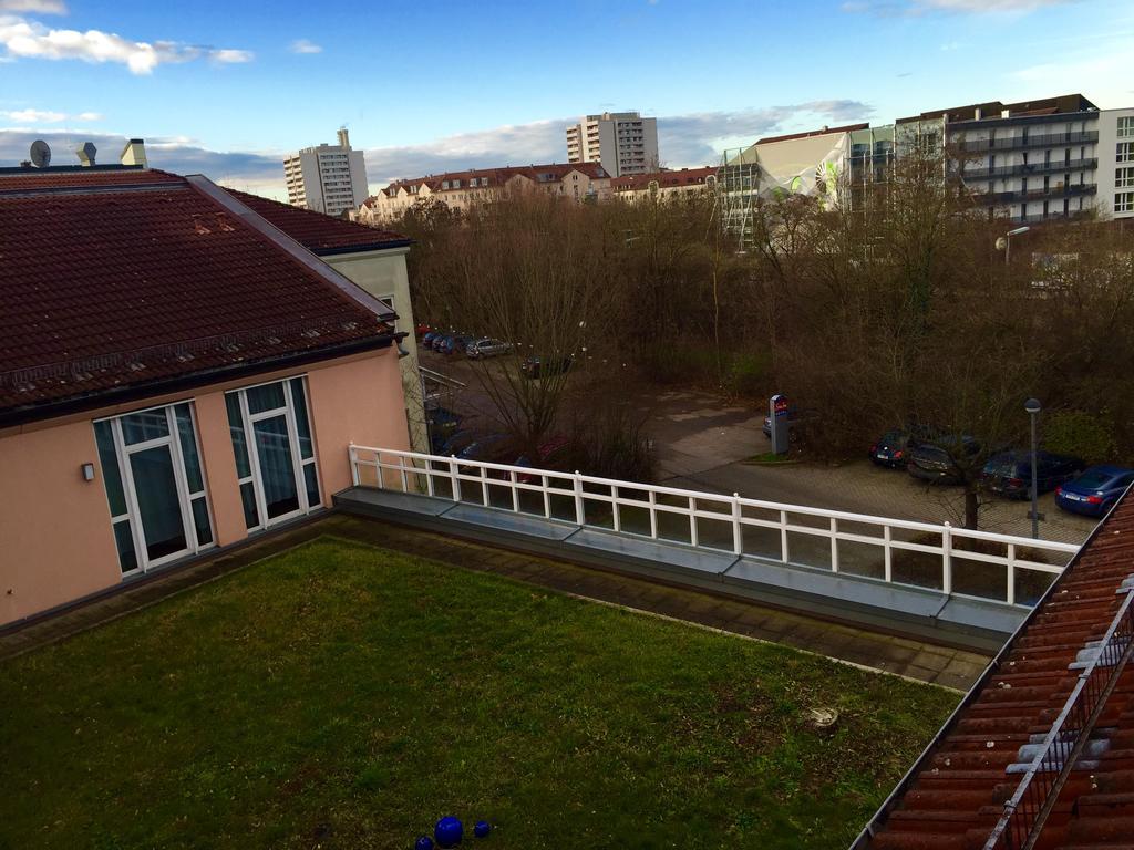 1, 2, Sleep Boardinghouse Unterschleissheim Zentrum Buitenkant foto