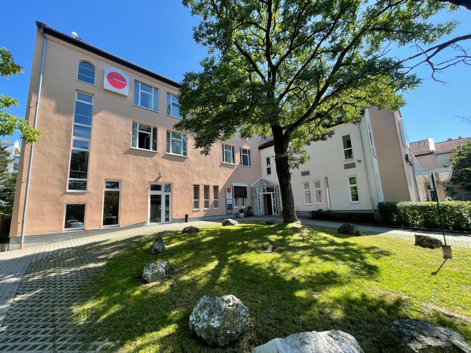 1, 2, Sleep Boardinghouse Unterschleissheim Zentrum Buitenkant foto