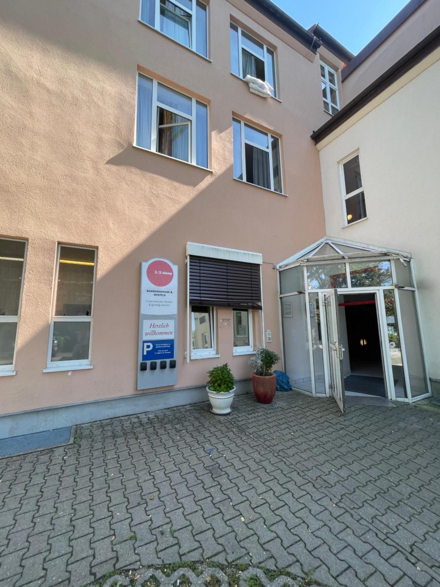 1, 2, Sleep Boardinghouse Unterschleissheim Zentrum Buitenkant foto