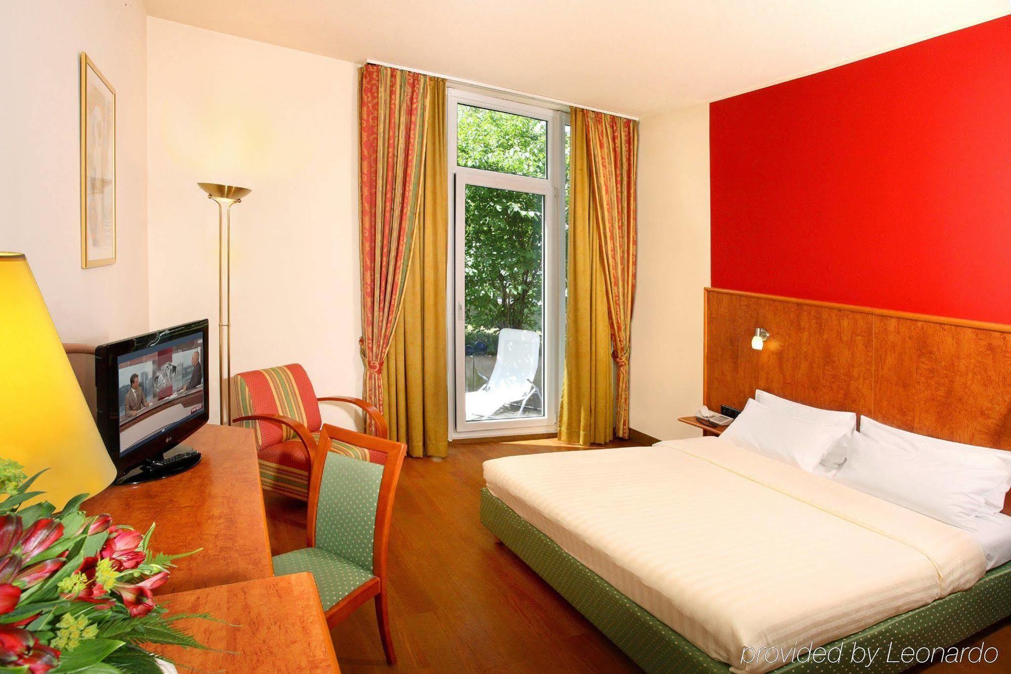 1, 2, Sleep Boardinghouse Unterschleissheim Zentrum Buitenkant foto