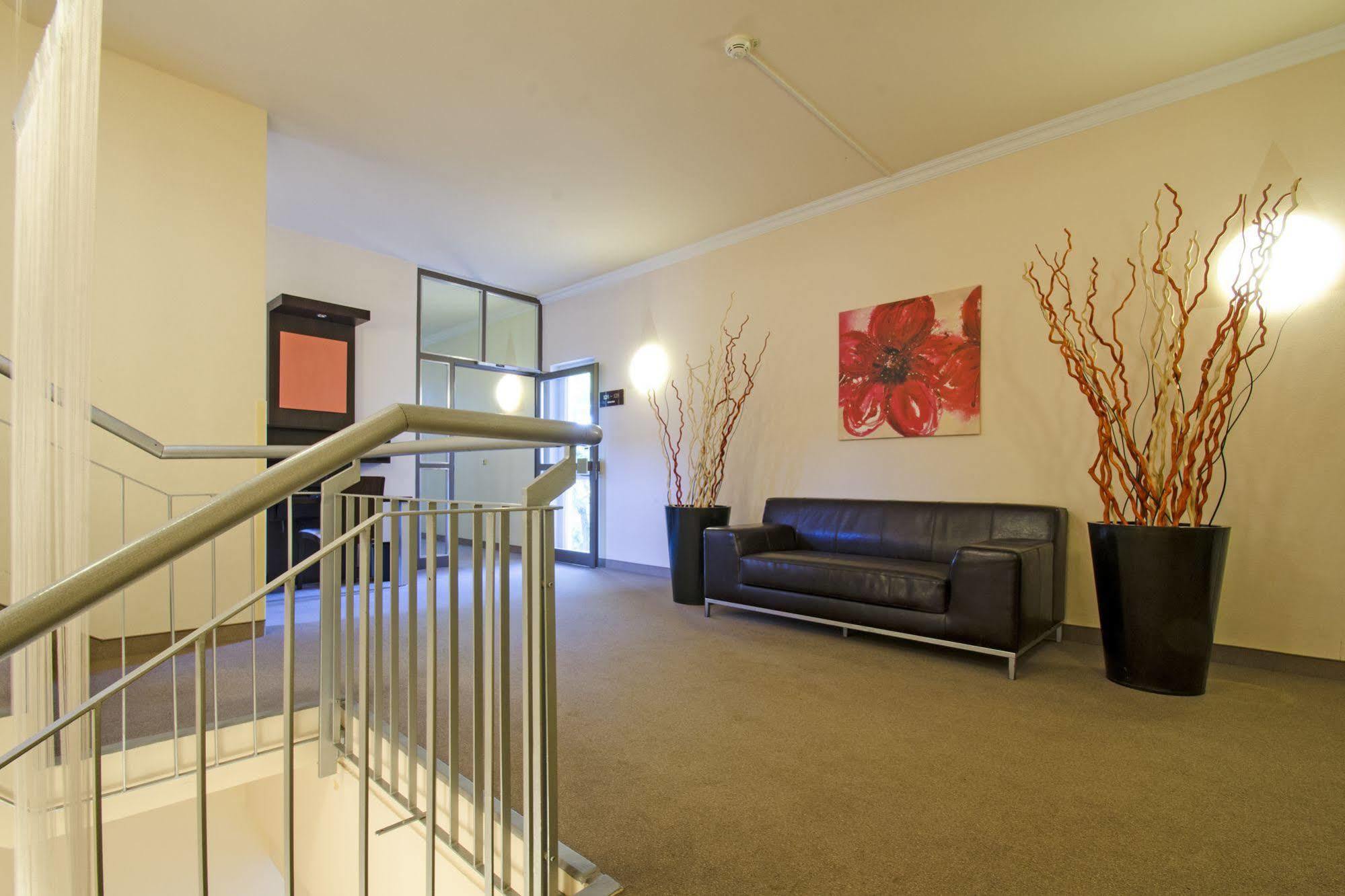 1, 2, Sleep Boardinghouse Unterschleissheim Zentrum Buitenkant foto