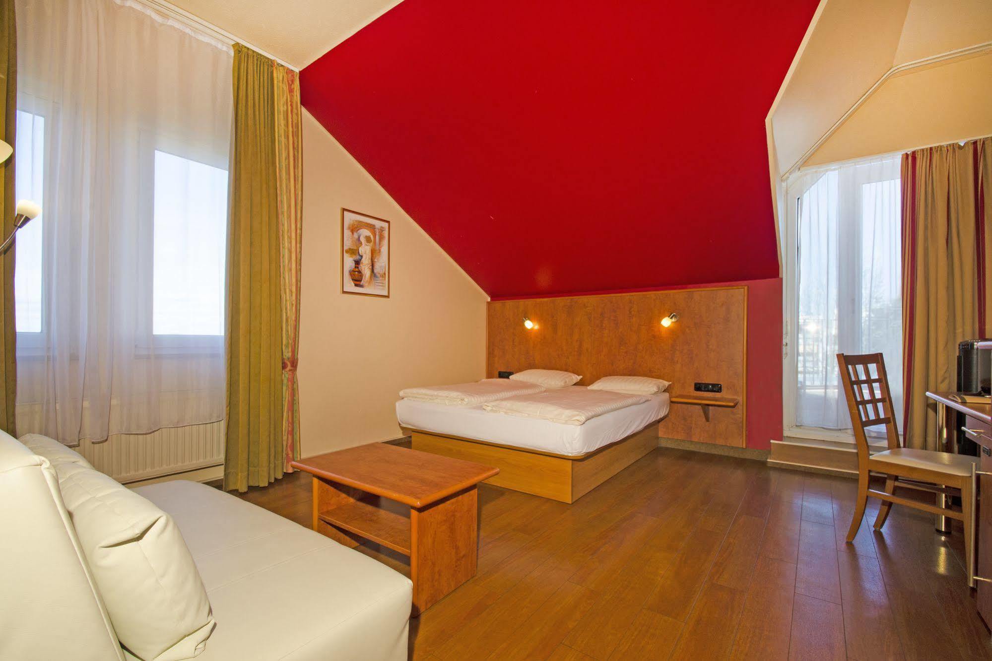 1, 2, Sleep Boardinghouse Unterschleissheim Zentrum Buitenkant foto