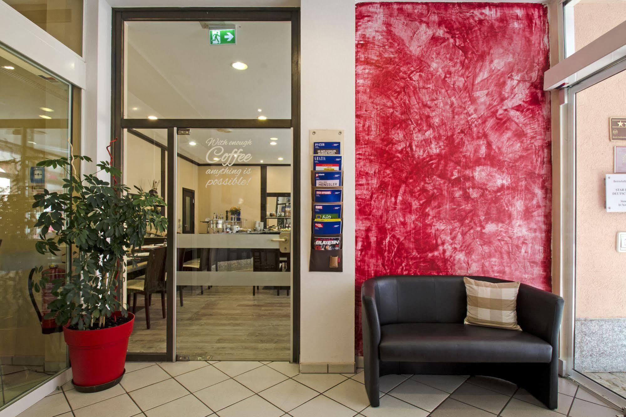 1, 2, Sleep Boardinghouse Unterschleissheim Zentrum Buitenkant foto