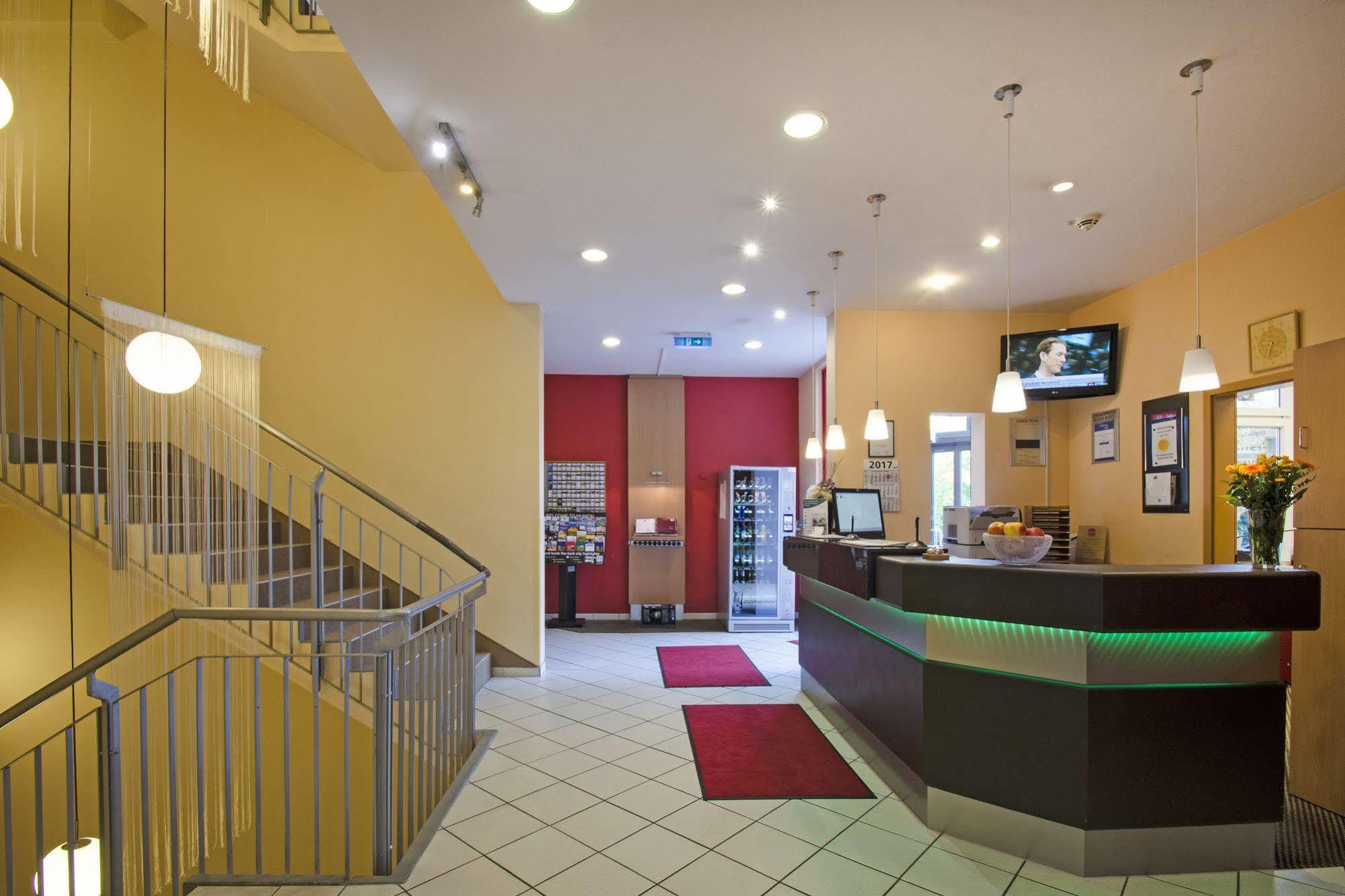 1, 2, Sleep Boardinghouse Unterschleissheim Zentrum Buitenkant foto